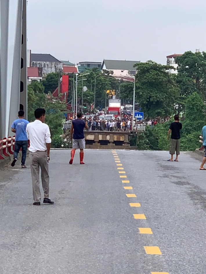 Vụ việc xảy ra vào khoảng 9h30 cùng ngày, mực nước sông Hồng đã lên rất cao, chảy xiết khiến 2 mố cầu Phong Châu bị sập.
