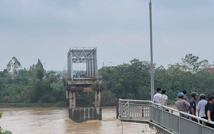 Theo người dân, thời điểm cầu sập, có phương tiện lưu thông trên cầu. Tuy nhiên, chưa thống kê được thiệt hại.
