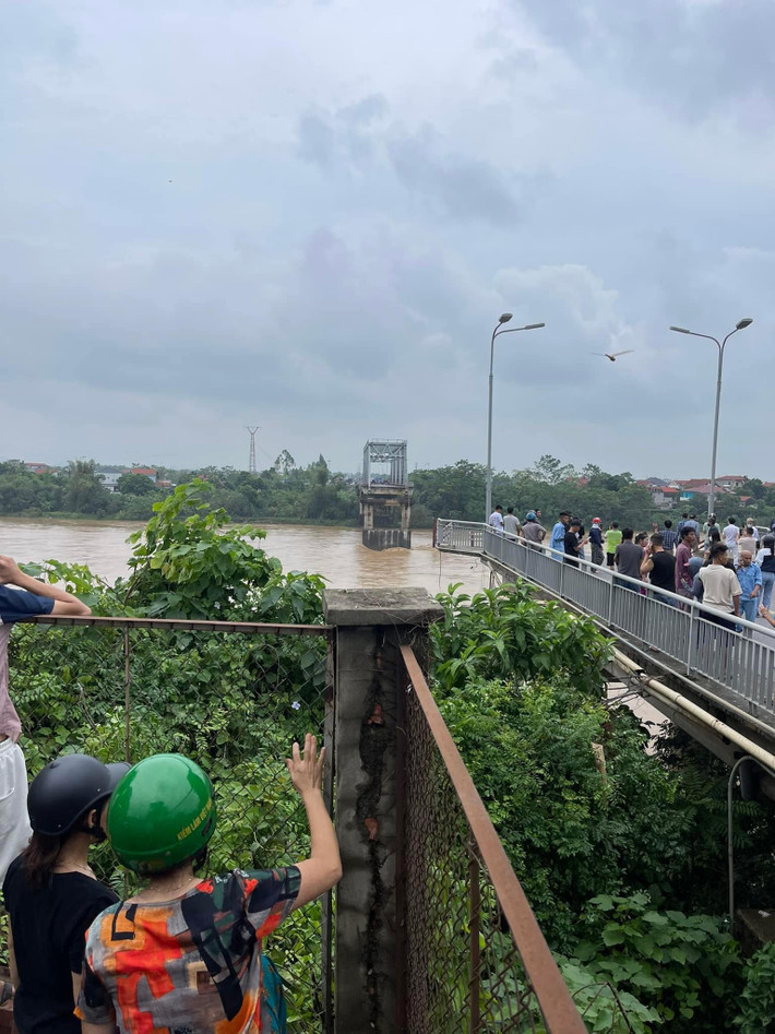 Cầu Phong Châu là một cây cầu bắc qua sông Hồng trên Quốc lộ 32C, có lý trình tại Km 18+300 Quốc lộ 32C, kết nối xã Phùng Nguyên, huyện Lâm Thao với xã Vạn Xuân, huyện Tam Nông.