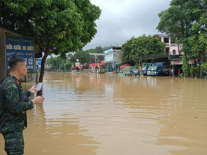 Trung tâm Khí tượng thủy văn Thái Nguyên đánh giá cấp độ rủi ro thiên tai do lũ là cấp 2. Trong khi đó, UBND tỉnh Thái Nguyên cho biết, ngay trong đêm 8 và rạng sáng 9/9, TP Phổ Yên đã phối hợp với các đơn vị quân đội đóng quân trên địa bàn tiến hành di dời khẩn cấp hơn 400 hộ dân tại xóm Cốc, xã Tân Phú, ra khỏi vùng có nguy cơ bị ngập úng đến nơi an toàn.