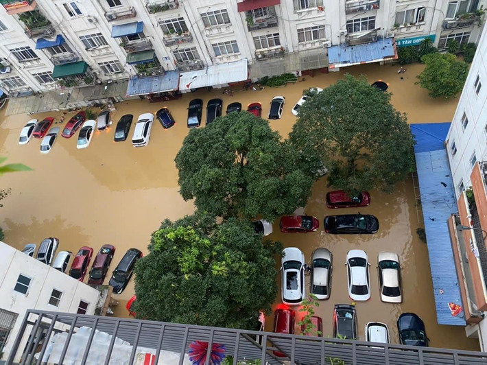 Nhiều ô tô bị mắc kẹt trong nước.