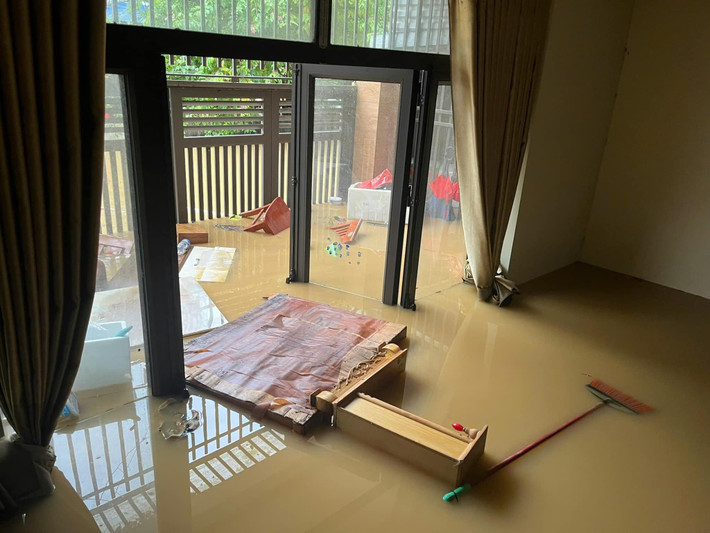Có những nơi nước ngập sâu cả hơn mét, nước tràn nhà dân gây ngập úng nhiều đồ đạc. Nhiều khu vực lúa và hoa màu chìm sâu trong biển nước.