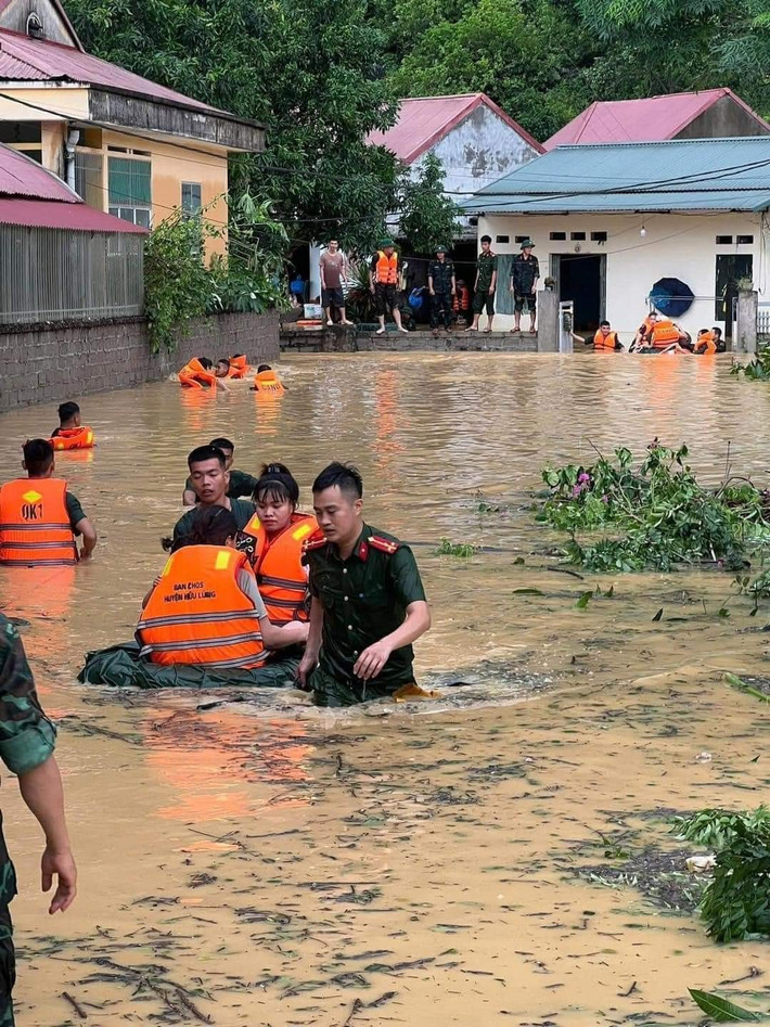 Cùng với đó, Phổ Yên tập trung rà soát, bổ sung lực lượng canh gác, kiểm soát, hướng dẫn, hỗ trợ bảo đảm an toàn giao thông qua các ngầm tràn, khu vực bị sạt lở hoặc có nguy cơ sạt lở, khu vực bị ngập sâu, nước chảy xiết, kiên quyết không cho người và phương tiện qua lại nếu không đảm bảo an toàn. Đối với TP Thái Nguyên, các lực lượng tại chỗ hỗ trợ người dân sơ tán và vận chuyển đồ đạc đến nơi an toàn.