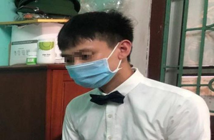 "Tự chế" quyết định thăng quân hàm: Quản Văn Hoàng (SN 1996, trú tại thị trấn Kép, huyện Lạng Giang) chỉnh sửa thông tin cá nhân trên quyết định thăng vượt cấp bậc hàm và chức vụ cho Công an chính quy thành tên của mình rồi đăng lên Facebook. Ngày 16/9, Hoàng bị Công an tỉnh Bắc Giang xử phạt 5 triệu đồng.