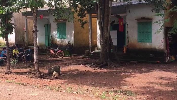 Nam thanh niên tử vong trong khu nội trú: Sáng 16/9, như thường lệ, chị Hồ Y R (18 tuổi) đánh thức anh Lầu Bá D (23 tuổi, quê Nghệ An; tạm trú ấp Pa Pếch, Bình Phước) dậy để đi cạo mủ cao su, nhưng gọi mãi không thấy anh trả lời. Kiểm tra, chị R. phát hiện anh D. đã tử vong.