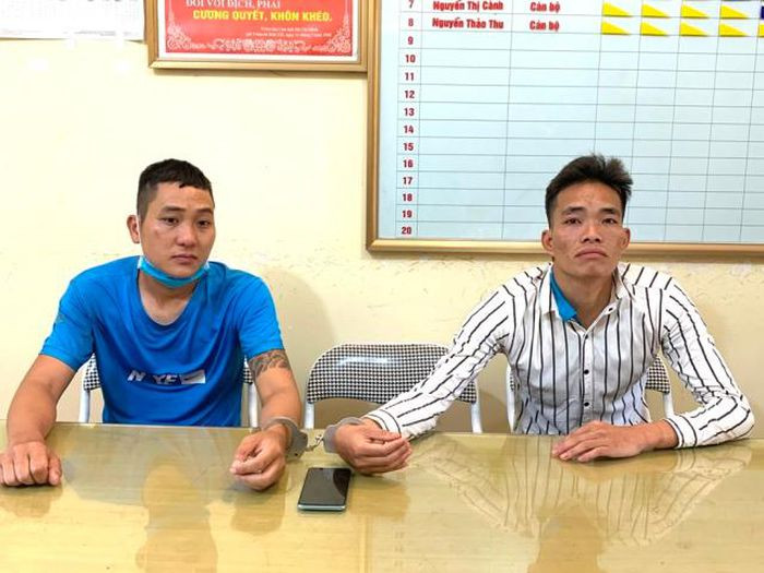 Ngồi cửa nhà, 3 trẻ nhỏ bị cướp điện thoại: Khi thấy 3 cháu nhỏ đang chơi điện thoại di động ở huyện Bắc Quang (Hà Giang) Chẳng Minh Khuê, Bàn Văn Cường (cùng SN 1995, trú huyện Quang Bình) đã thực hiện hành vi cướp giật rồi lên xe máy tẩu thoát. Ngày 16/9, 2 đối tượng này bị Công an huyện Bắc Quang tạm giữ.