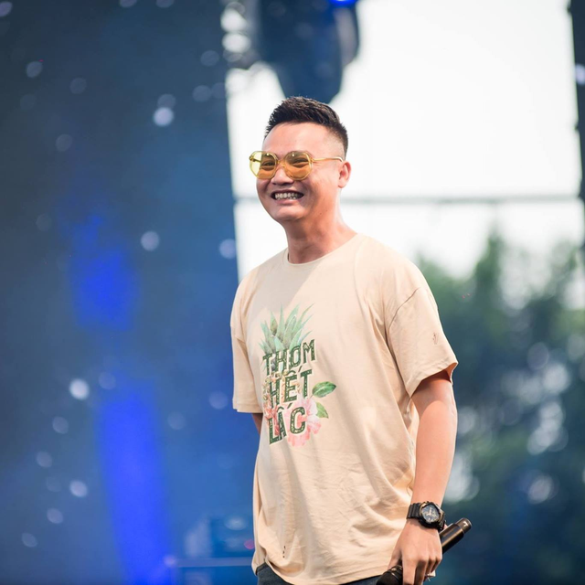 Nếu bỏ qua những thói hư tật xấu thì theo nhiều người bạn của Tuấn Saker nhận xét, anh ta là một người rất nhiều tài. Để tìm được một người trẻ hội tụ rất nhiều tài lẻ như Tuấn Saker quả là hiếm. Tuấn tham gia đóng phim truyền hình khi mới vài tuổi. Chỉ mới tốt nghiệp cấp 3, chưa từng học đại học, nhưng Tuấn Saker lại là lứa YouTuber đầu tiên nổi tiếng và thành công ở Việt Nam.