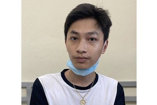 Mạo danh Phó phòng Công an lừa tiền: Ngày 20/5, một gia đình đăng thông tin về người nhà mất tích lên mạng xã hội thì Đàm Quốc Hùng (SN 2001, ở TP Lào Cai) xưng là Phó phòng tại Công an tỉnh Lào Cai. Người này cho biết đang giữ cháu bé mất tích vì cháu có liên quan đến đường dây ma túy và yêu cầu người nhà chuyển 5 triệu đồng. Nghi ngờ đây là đối tượng lừa đảo nên người nhà nạn nhân đã đến cơ quan công an trình báo, Hùng đã bị công an bắt giữ để điều tra.