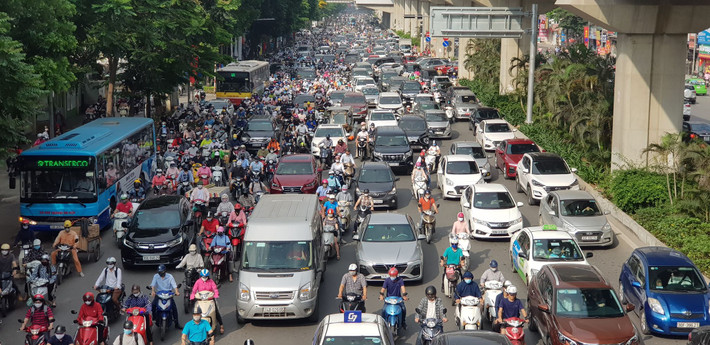 Sáng nay (13/5), các tuyến đường, như đường Tố Hữu, Lê Văn Lương, Trường Trinh, Nguyễn Chánh đã lâm vào tình trạng ùn tắc kéo dài nhiều phương tiện đi lại rất khó khăn.