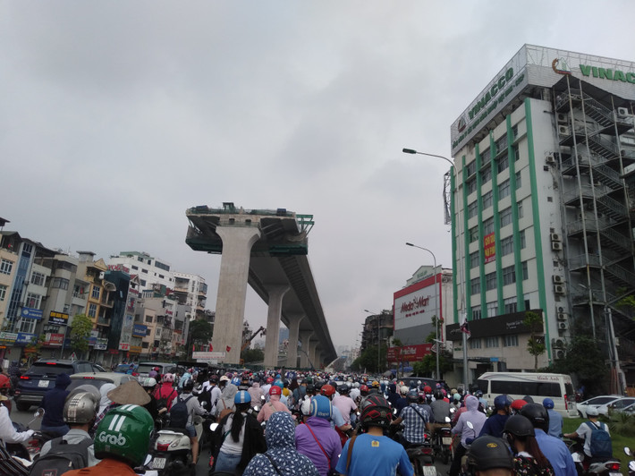 Ghi nhận tại tuyến đường Trường Chinh nhiều phương tiện tại nơi đây có lúc nhích từng mét.