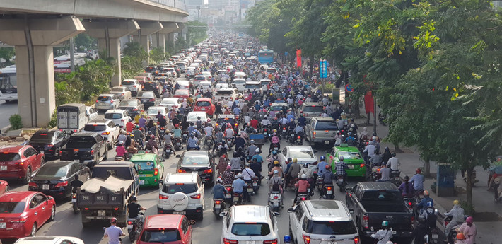 Đường Nguyễn Chánh lâm vào cảnh ùn tắc.