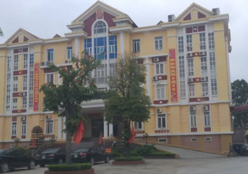 Khoảng 23h ngày 31/5, Phòng cảnh sát hình sự Công an tỉnh Thanh Hóa bắt quả tang 4 người đang đánh bạc tại trụ sở UBND huyện Hậu Lộc bằng hình thức đánh phỏm. Công an thu giữ trên chiếu bạc 92 triệu đồng, 2 bộ bài tú lơ khơ và một số tang vật khác có liên quan.