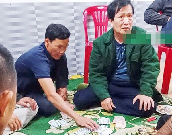 Cách chức một Chủ tịch UBND xã đánh bạc giữa dịch COVID-19: Ngày 20/5, ông Lê Ngọc Huấn, Chủ tịch UBND huyện Hương Khê đã ký quyết định cách chức đối với ông Phạm Đại Dũng - Chủ tịch UBND xã Hương Lâm, huyện Hương Khê nhiệm kỳ 2016-2021 vì liên quan tới hành vi đánh bạc. Ngày 17/5, Công an huyện Hương Khê đã ra quyết định xử phạt 2 triệu đồng với ông Phạm Đại Dũng về hành vi đánh bạc.