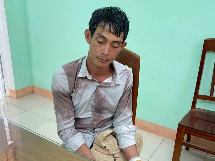 Đang ly thân, chồng chặn xe giữa đường rồi đâm vợ chết tại chỗ: Sau khi ly thân, do nghi ngờ vợ có tình ý với người khác nên Phan Văn Tám (29 tuổi; ngụ huyện Phù Cát, Bình Định) đã chặn xe vợ là chị T.T.M.H. (30 tuổi; ngụ cùng địa phương) dùng dao sát hại nạn nhân rồi bỏ trốn. Ngày 29/4, Công an huyện Phù Cát đã bắt giữ Tám để điều tra, làm rõ.