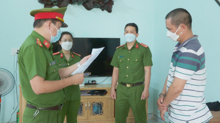 Nhân viên công ty ăn chặn tiền khách hàng: Được Công ty CP Ứng dụng Công nghệ sinh học An Thái có trụ sở tại TP Buôn Ma Thuột, Đắk Lắk giao bán sản phẩm nhưng sau khi thu tiền của khách hàng, Lê Văn Hùng (34 tuổi, trú huyện Ea Kar) đã nộp một phần tiền thu được về công ty, số còn lại Hùng giữ tiêu xài cá nhân.