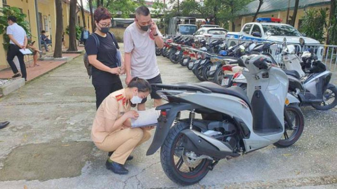 Được đăng ký xe máy tại Công an xã: Được đăng ký xe máy tại Công an xã từ ngày 21/5/2022 là nội dung tại Thông tư 15/2022/TT-BCA sửa đổi Thông tư 58/2020/TT-BCA quy định quy trình cấp, thu hồi đăng ký, biển số phương tiện giao thông cơ giới đường bộ. (Ảnh minh họa)