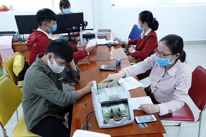 Ngoài ra, Quyết định 05/2022/QĐ-TTg còn sửa đổi đối tượng cho vay vốn đối với học sinh, sinh viên là thành viên của hộ gia đình thuộc một trong các đối tượng. Cụ thể: Hộ nghèo theo chuẩn quy định của pháp luật; hộ cận nghèo theo chuẩn quy định của pháp luật; (Quy định mới); hộ có mức sống trung bình theo chuẩn quy định của pháp luật. Quyết định có hiệu lực từ ngày 19/5/2022. (Ảnh minh họa)