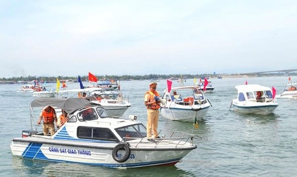 "Phạt nguội" phương tiện đường thủy vi phạm: Cũng tại Thông tư 15/2022/TT-BCA sửa đổi Thông tư 58/2020/TT-BCA của Bộ Công an về quy trình tuần tra, kiểm soát và xử lý vi phạm hành chính của Cảnh sát đường thủy có hiệu lực từ 21/5/2022. Thông tư này nêu rõ, CSGT đường thủy sau khi dùng phương tiện, thiết bị kỹ thuật nghiệp vụ để ghi hình ảnh tàu thuyền vi phạm có thể tổ chức lực lượng dừng phương tiện thủy để xử lý. (Ảnh minh họa)