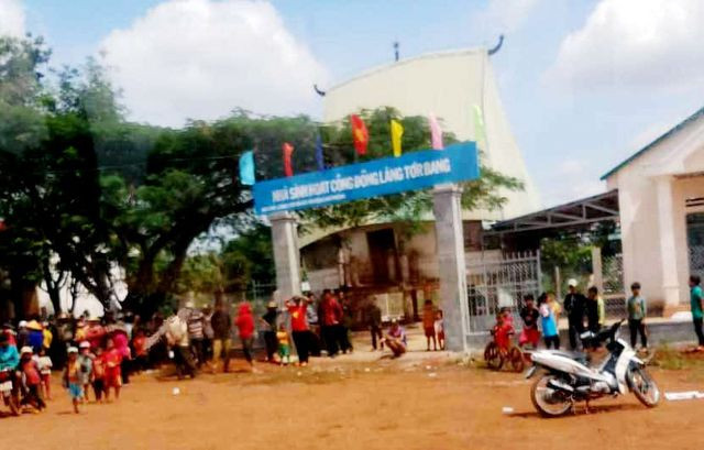Trộm chó bị đánh chết, công an lấy lời khai hơn 100 người: Ngày 13/11, Công an tỉnh Gia Lai vừa ra quyết định khởi tố vụ án cố ý gây thương tích liên quan đến vụ một người đàn ông bị đánh chết khi đi bắt trộm chó. Hơn 100 người liên quan đã được lấy lời khai để làm rõ vụ này. Trước đó, vào rạng sáng 29/10, Trần Văn Nam, Phạm Quang Trung (cùng ở thị trấn Chư Sê, huyện Chư Sê) và 2 người khác đi trên 2 xe máy cùng các dụng cụ kích điện vào làng Tơr Bang (xã Ia Bang, huyện Chư Prông) để trộm chó.