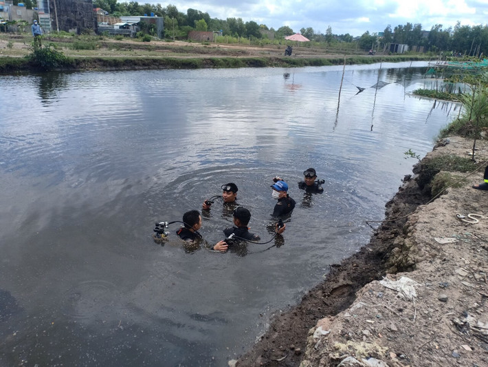 Bị truy đuổi, hai đối tượng trộm chó lao xuống kênh, một người chết: Ngày 7/9/2021, Công an TP HCM đã tìm thấy nạn nhân mất tích trên kênh Liên vùng Trung ương, ấp 1A, xã Vĩnh Lộc A, huyện Bình Chánh. Bước đầu xác định, sáng cùng ngày, người dân phát hiện 3 đối tượng trộm chó nên tổ chức truy đuổi đến kênh Liên vùng Trung ương. Tại đây, một đối tượng bị người dân bắt giữ. Hai người nhảy xuống kênh nhưng không may mất tích một người và đối tượng còn lại chạy thoát.