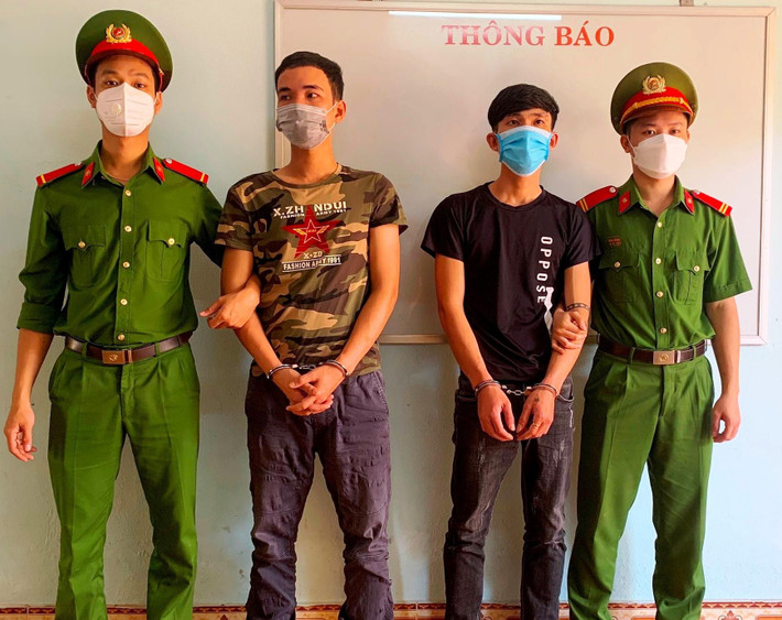 Bắt cóc 'con nợ' đòi 5 triệu đồng: Mai Văn Huy (SN 2000) và Thủy Thành Truyền (SN 1997, đều trú Thăng Bình, Quảng Nam) đã dùng vũ lực, bình xịt hơi cay để bắt cóc, khống chế buộc con nợ là anh Triệu Quốc Hậu (SN 2003, trú cùng địa phương) đưa 5 triệu đồng mới được thả về nhà. Ngày 22/12, Công an huyện Thăng Bình cho biết đã khởi tố, bắt tạm giam 2 đối tượng này.