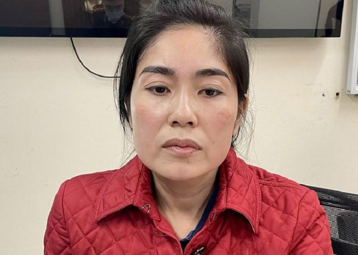 Nhờ người mua ma túy bỏ lên ô tô của chồng cũ rồi báo Công an: Với ý định trả thù chồng cũ là anh Nguyễn Như Quyết (34 tuổi, trú tại TP Lào Cai), Trần Thúy Loan (41 tuổi, trú Hà Nội) nhờ Hoàng Thị Lương (25 tuổi, trú Sơn La) mua ma túy, bí mật giấu lên ô tô rồi báo Công an bắt giữ. Ngày 22/12, Công an TP Lào Cai cho biết đang tạm giữ Loan và Lương để điều tra, làm rõ. (Ảnh: Đối tượng Loan)