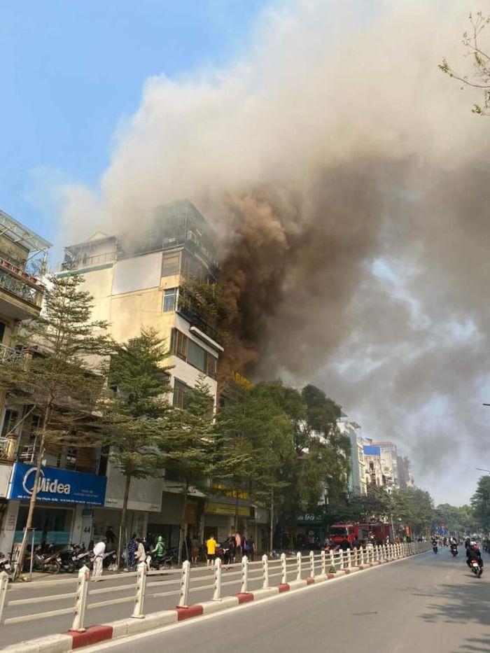 Tuy nhiên, không lâu sau đó, lửa bùng lên dữ dội và lan sang Phòng giao dịch Ngân hàng Nam Á Bank nằm kế bên. Vụ cháy khiến cột khói đen bốc lên cao hàng chục mét, nhiều người ở xa cũng trông thấy.