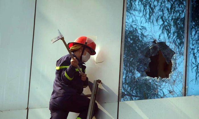 Nhận được tin báo, lực lượng Cảnh sát PCCC&CNCH huy động nhiều lượt xe chữa cháy cùng cán bộ chiến sĩ đến hiện trường dập lửa. Cán bộ chiến sĩ phá cửa kính phòng giao dịch phía đường Tôn Đức Thắng phun nước vào trong dập lửa.