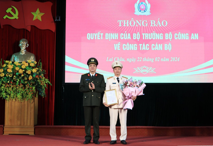 Đại tá Nguyễn Viết Giang nhấn mạnh, quá trình công tác tại Công an tỉnh Lai Châu, Đại tá Nguyễn Tuấn Hưng đã thể hiện được năng lực, khắc phục khó khăn cùng tập thể Ban Giám đốc lãnh đạo lực lượng Công an Lai Châu hoàn thành xuất sắc nhiệm vụ được giao; tham mưu có hiệu quả cho Tỉnh ủy, UBND tỉnh trong công tác bảo vệ an ninh quốc gia, bảo đảm trật tự an toàn xã hội trên địa bàn.