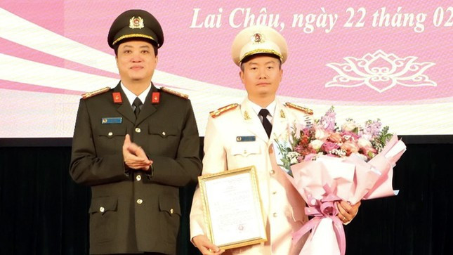 Chiều 22/2, thừa ủy quyền của lãnh đạo Bộ Công an, Đại tá Nguyễn Viết Giang - Giám đốc Công an tỉnh Lai Châu đã trao quyết định của Bộ trưởng Bộ Công an về việc điều động Đại tá Nguyễn Tuấn Hưng - Phó Giám đốc Công an tỉnh Lai Châu đến nhận công tác và giữ chức vụ Phó Cục trưởng Cục An ninh điều tra từ ngày 26/2.