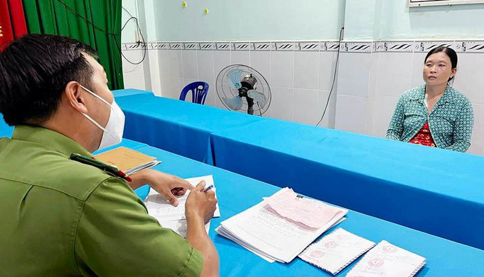 Con dâu cuỗm sạch vàng của mẹ chồng rồi dựng hiện trường giả: Nguyễn Thị Lượm (34 tuổi, ở huyện Châu Thành, An Giang) trộm 30 chỉ vàng 24K của mẹ chồng là bà Nguyễn Thị Mí (58 tuổi) đem bán rồi dựng hiện trường giả bị trộm. Ngày 21/1, Công an huyện Châu Thành cho biết đang tạm giữ Lượm để điều tra, làm rõ.