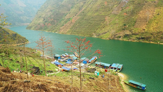 Năm 2009, Bộ Văn hóa, Thể thao và Du lịch đã xếp khu vực này là Di tích Danh lam thắng cảnh Việt Nam, sông Nho Quế được vinh danh là một trong những Thung lũng Kiến tạo độc nhất vô nhị của Việt Nam. (Ảnh: Dân Trí)