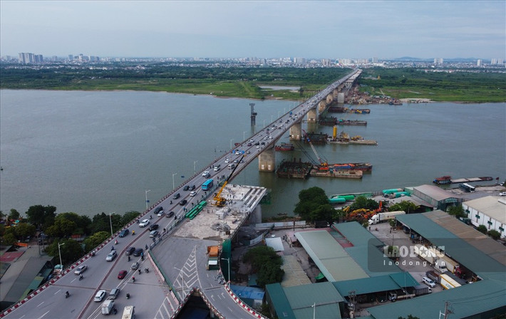 Từ 22h ngày 26.3, Ban Quản lý Dự án Đầu tư xây dựng công trình giao thông TP Hà Nội đã rào chắn, phân luồng tổ chức giao thông, phục vụ thi công phá dỡ hai nhịp cầu dài khoảng 60m hướng Hai Bà Trưng - Long Biên, nối qua các trụ H17A, H17B và H18.