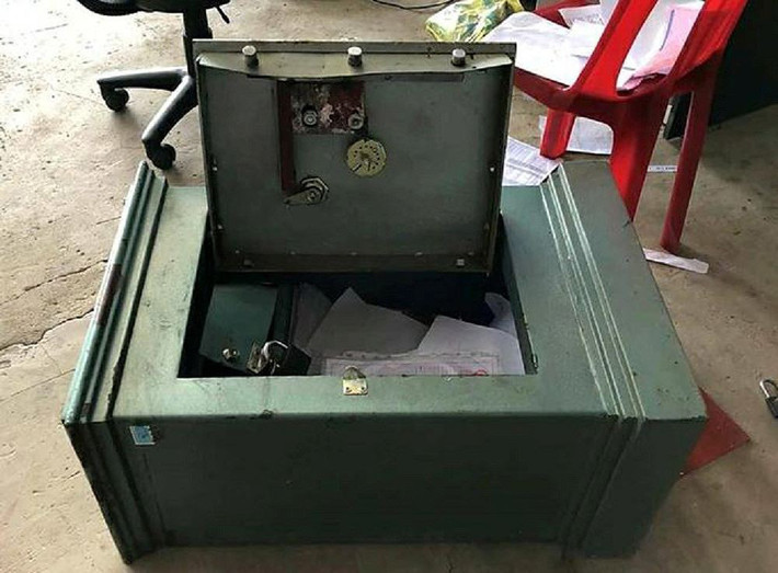 Truy tố Giám đốc Quỹ tín dụng xã trộm cắp hơn 2,6 tỷ đồng: Lợi dụng ngày nghỉ cuối tuần, Nguyễn Văn Quyết (SN 1969 - cựu Giám đốc Quỹ tín dụng nhân dân xã Đan Phượng, huyện Đan Phượng, Hà Nội) lấy trộm của cấp dưới chìa khóa két Quỹ tín dụng nhân dân xã, sau đó mở két sắt lấy trộm số tiền hơn 2,6 tỷ đồng. Ngày 19/4, Viện KSND TP Hà Nội cho biết vừa hoàn tất cáo trạng truy tố Quyết. (Ảnh minh hoạ)