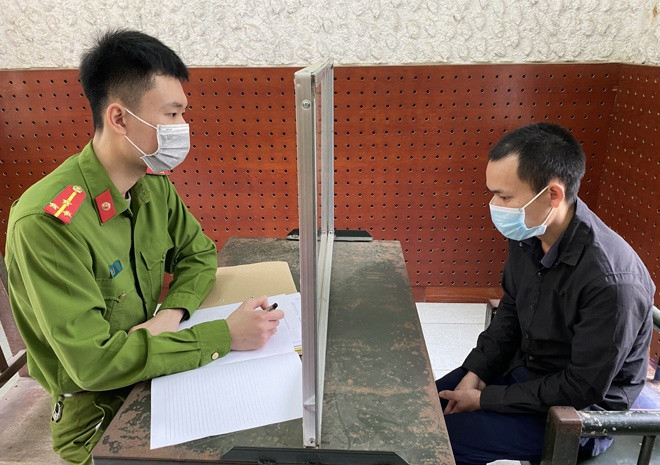 Mâu thuẫn không dọn dẹp sau ăn, anh chém em nhập viện: Sau bữa ăn, Đặng Tòn Sếnh (SN 1995, trú huyện Văn Yên) bị mẹ đánh, chửi vì không dọn dẹp. Tức giận với mẹ Sếnh vào nhà đập phá đồ đạc, thấy vậy, em trai Sếnh là Đặng Tòn Pham (SN 1998) vào can ngăn nên xảy ra mâu thuẫn. Sếnh dùng dao chém Pham bị thương nặng phải nhập viện cấp cứu. Ngày 19/4, Cơ quan Công an huyện Văn Yên cho biết đã tạm giữ Sếnh để điều tra.