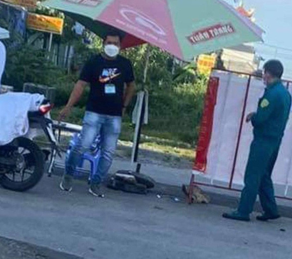 Tình nguyện viên chốt kiểm dịch làm giả giấy đi đường: Huỳnh Châu Hồng Ngọc (39 tuổi, ngụ TP Dĩ An, Bình Dương) và Phan Quốc Phong (29 tuổi, quê Nghệ An) là tình nguyện viên chốt kiểm soát dịch COVID-19 của phường Tân Bình, TP Dĩ An đã làm giả giấy đi đường và hồ sơ để tiêm vắc xin để trục lợi. Ngày 1/9, Ngọc, Phong bị Công an TP Dĩ An tạm giữ để điều tra.
