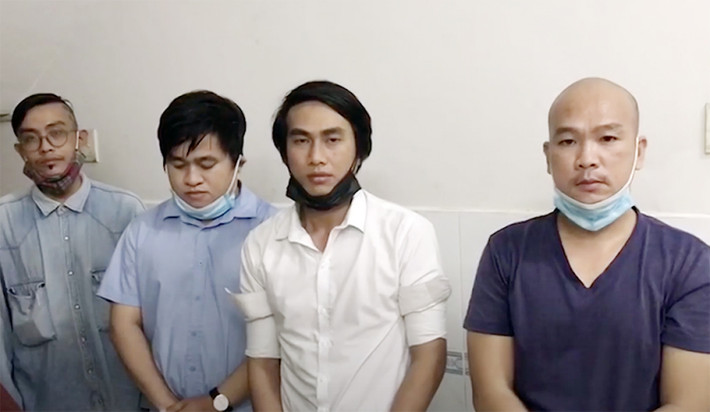 Phát hiện nhóm làm giả giấy đi đường: Do dịch bệnh COVID-19, không có việc làm nên các đối tượng đã bàn nhau làm giả giấy đi đường kiếm tiền tiêu xài. Mỗi giấy đi đường được bán với giá từ 1 triệu đến 2 triệu đồng. Khám xét nhà của các đối tượng, Công an thu giữ gần 70 mẫu giấy đi đường, 27 giấy xác nhận tiêm vaccine COVID-19. Ngày 9/9, 4 đối tượng này bị TP HCM bắt giữ.