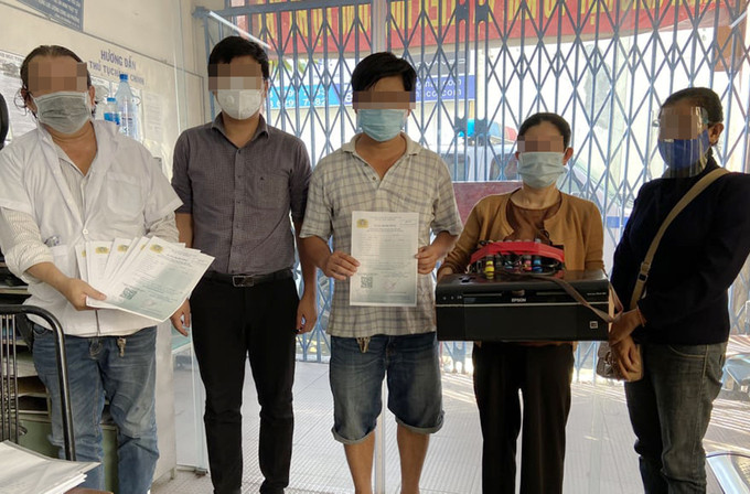 Nhân viên công ty dược ở Sài Gòn làm giả giấy đi đường: Để đi giao hàng cho khách, một số nhân viên công ty dược đã làm giả giấy đi đường (do Công an TP HCM cấp) nhưng bị Công an quận 10 phát hiện. Khám xét chỗ ở của 5 người liên quan, Công an tìm thấy 10 giấy đi đường giả chưa điền thông tin, 4 điện thoại, máy photocopy... Ngày 27/8, Công an quận 10 đã triệu tập 5 người này để điều tra.