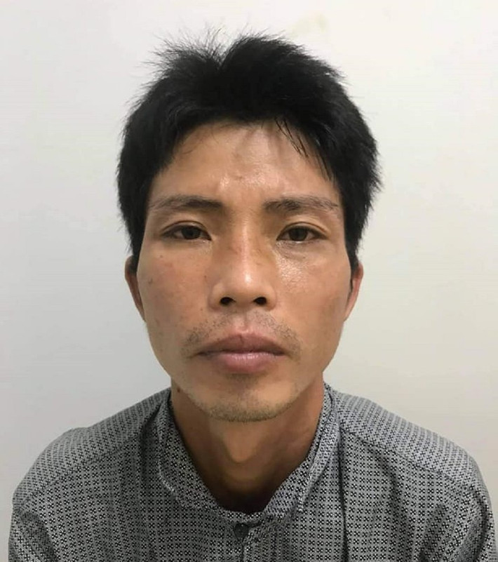Giám đốc tự ký giấy đi đường cho mình để đi… trộm cắp: Phạm Thanh Nhàn (39 tuổi, trú tại huyện Thanh Trì, Hà Nội) thành lập công ty và đứng tên Giám đốc, sau đó tự ký giấy đi đường cho mình để đi trộm cắp tài sản. Ngày 23/8, Nhàn trên đường đi trộm cắp thì bị Công an quận Bắc Từ Liêm phát hiện và bắt giữ.