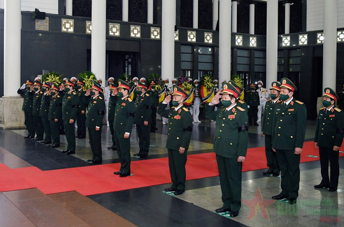 Đoàn Quân ủy Trung ương, Bộ Quốc phòng do Đại tướng Phan Văn Giang, Ủy viên Bộ Chính trị, Phó bí thư Quân ủy Trung ương, Bộ trưởng Bộ Quốc phòng làm trưởng đoàn vào viếng. (Ảnh: Báo Quân Đội Nhân Dân)