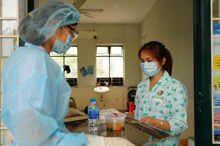 Chị Bùi Thị Ngọc Bích (27 tuổi) về Việt Nam cùng con trai thăm gia đình tại quận 2. "Hai mẹ con được các nhân viên y tế chăm sóc rất chu đáo, một ngày 3 bữa cơm đầy đủ và rất đúng giờ", chị Bích chia sẻ.