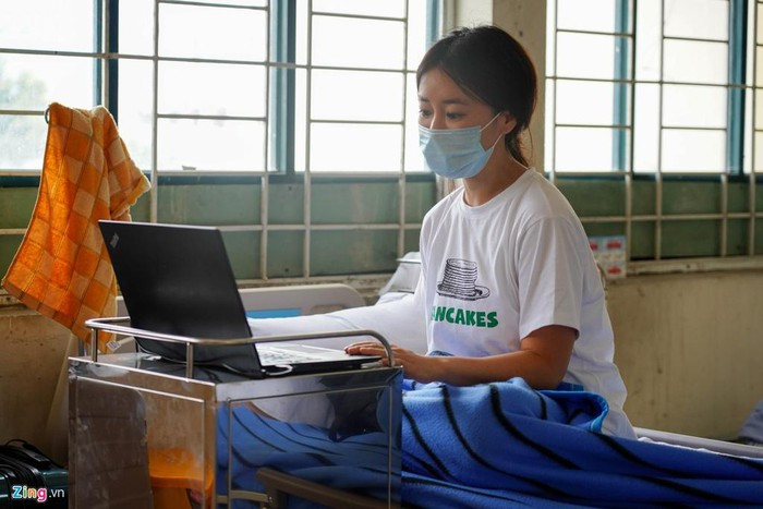 Sau khi vào khu cách ly, chị Lim Kyongsuk có sức khỏe bình thường, chưa có dấu hiệu ho, sốt và vẫn tiếp tục làm việc. Chị rất ấn tượng với sự tận tình của các nhân viên y tế tại khu cách ly.
