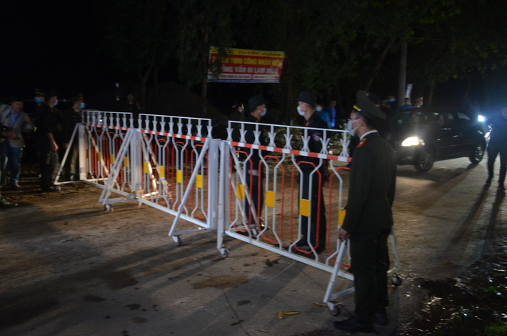 Sau khi Chủ tịch UBND tỉnh Vĩnh Phúc Nguyễn Văn Trì công bố quyết định kết thúc việc khoanh vùng, cách ly y tế toàn bộ xã Sơn Lôi do dịch Covid-19 vào tối ngày 3/3, nhiều người dân có mặt tại hội trường đồng loạt vỗ tay vui mừng.
