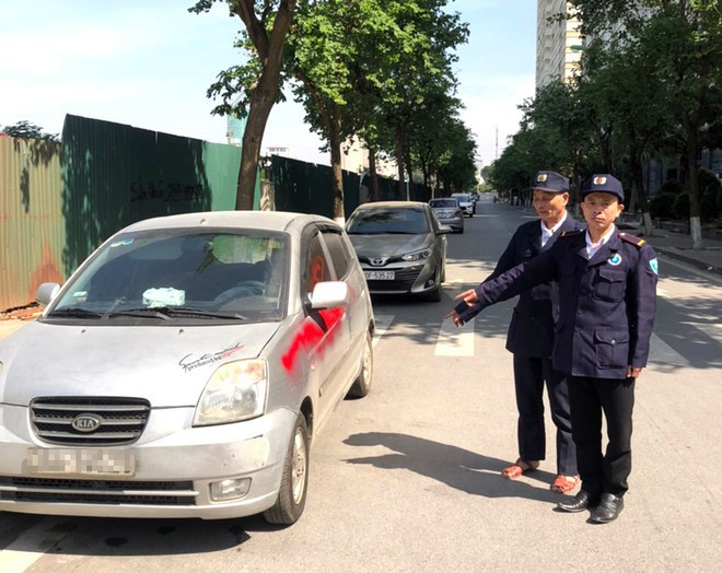Trước đó, ngày 8/11, tại khu vực phía sau chung cư CT7, phường Dương Nội đã xảy ra việc một số xe ô tô đỗ dưới lòng đường cạnh khu đô thị, đã bị xịt sơn màu đỏ lên thân xe. Ngay sau khi nắm bắt thông tin sự việc trên, Công an Hà Đông đã tập trung lực lượng điều tra xác minh làm rõ.