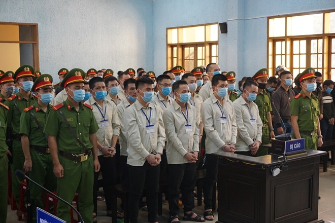 Ngày 16/11, Toà án Nhân dân tỉnh Gia Lai mở phiên xét xử sơ thẩm 106 đối tượng tổ chức đánh bạc và đánh bạc đã bị lực lượng của Bộ Công an triệt phá tháng 3/2019 tại huyện Đăk Đoa, Gia Lai. Đây là sòng bạc có quy mô lớn, liên tỉnh, được các đối tượng tổ chức chặt chẽ, phân công rõ vai trò. Dự kiến, việc xét xử sẽ diễn ra trong 11 ngày.