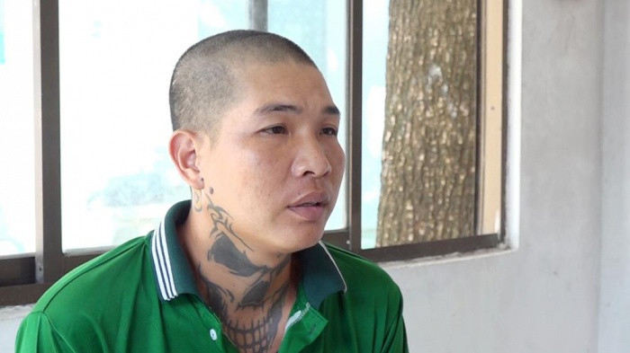 3. Mất mạng vì mâu thuẫn trong lúc đi xăm mình: Hôm nay, Công an tỉnh An Giang đã bắt giữ được Lê Hoài Phong (SN 1992, ngụ thị trấn Tịnh Biên, huyện Tịnh Biên) để điều tra về hành vi giết người. Trước đó, tối 12/11, thấy nhóm Sóc Văn Thuận (SN 1989, ngụ thị trấn Tịnh Biên) đến cửa hàng xăm của Phong. Phong cho biết giờ này không còn xăm cho khách, Thuận và Phong xảy ra cự cãi. Sau đó, Phong đã ra tay sát hại nạn nhân.