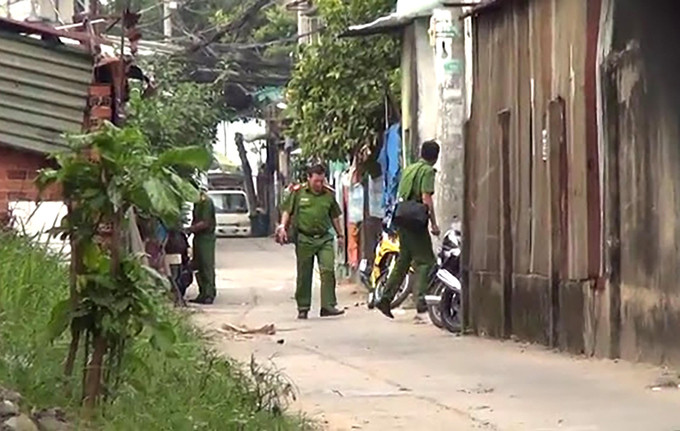 1. Bênh mẹ vợ, con rể đánh chết người: Tối 16/11, tại khu trọ ở quận Bình Tân, TP HCM, anh Nguyễn Trọng Huy Vũ (45 tuổi) xảy ra mâu thuẫn, cãi vã với mẹ vợ của Nguyễn Ngọc Sơn (21 tuổi, quê Nghệ An). Sơn vì bênh mẹ vợ nên đã cầm nón bảo hiểm lao vào đánh túi bụi anh Vũ khiến nạn nhân tử vong. Hôm nay, Công an quận Bình Tân, TP HCM cho biết đang điều tra làm rõ vụ án.