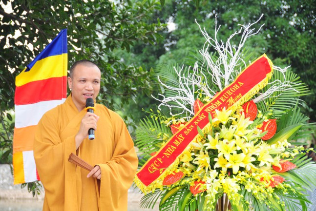 Sau đó vài ngày, Tuấn mang túi đựng 300.000 USD đến Chùa Nôm tiếp tục đưa cho ông Nguyễn Ngọc Triệu. Cơ quan điều tra xác định việc này chỉ có 2 bị can biết, không có nhân chứng. Nhà chức trách cho rằng khi nhận túi tiền từ Tuấn, ông Triệu mang 100.000 USD đến nhờ ông Đắc lo việc. Lúc đó, ông Đắc nói với vị trụ trì gửi danh tính ông Nguyễn Minh Quân để "nói chuyện với lãnh đạo Cục Cảnh sát kinh tế". Vài ngày sau, ông Đắc thông báo đã gọi điện cho lãnh đạo Cục Cảnh sát kinh tế về việc của ông Quân.