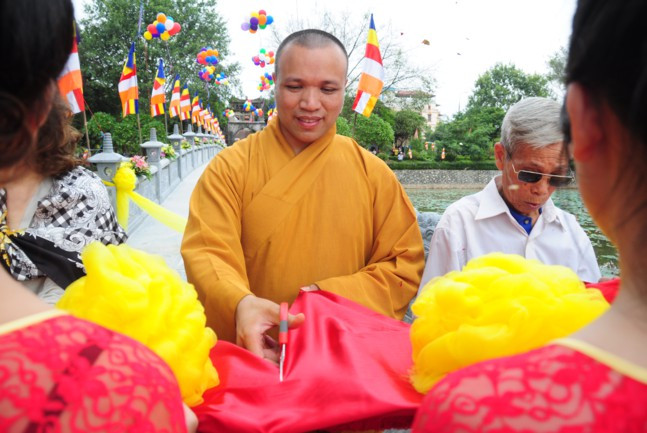 Lúc đó, ông Triệu nhờ ông Đắc chuyển quà tặng gồm chiếc chuông gió và túi giấy. Sau khi khách ra về, ông Đắc kiểm tra hộp. Nghi vấn bên trong có tiền, nên ông Đắc mang đến Chùa Nôm trả lại nguyên vẹn. Với những hành vi nêu trên, cơ quan điều tra cáo buộc ông Nguyễn Ngọc Triệu đã đưa gói quà bên trong đựng 100.000 USD để nhờ giúp ông Quân không bị xử lý hình sự. Ngoài ra, ông Triệu cất giữ 300.000 USD, nên bị can phạm vào tội Môi giới hối lộ với số tiền tương đương 8,9 tỷ đồng.