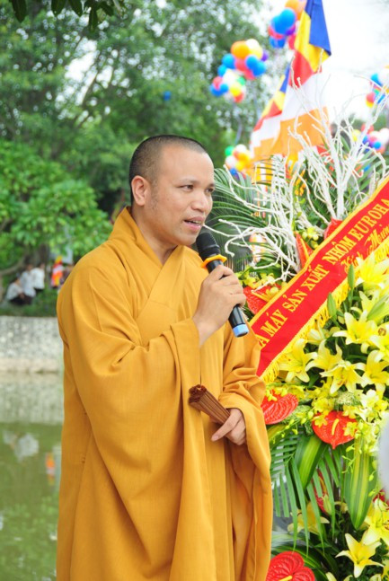 Sau khi thông báo, ông Đắc đến Chùa Nôm rồi đưa túi đựng 100.000 USD cho trụ trì Nguyễn Ngọc Triệu. Theo cáo buộc, ông Triệu không hỏi mục đích của việc đưa tiền, nhưng bị can đã nhận để dùng vào việc chung của chùa. Còn ông Vũ Văn Đắc khai khi gặp trụ trì hồi tháng 7/2021, ông Triệu nói có "người em con ông chú là Nguyễn Minh Quân" đang bị điều tra, nên nhờ ông Đắc tìm hiểu thông tin.